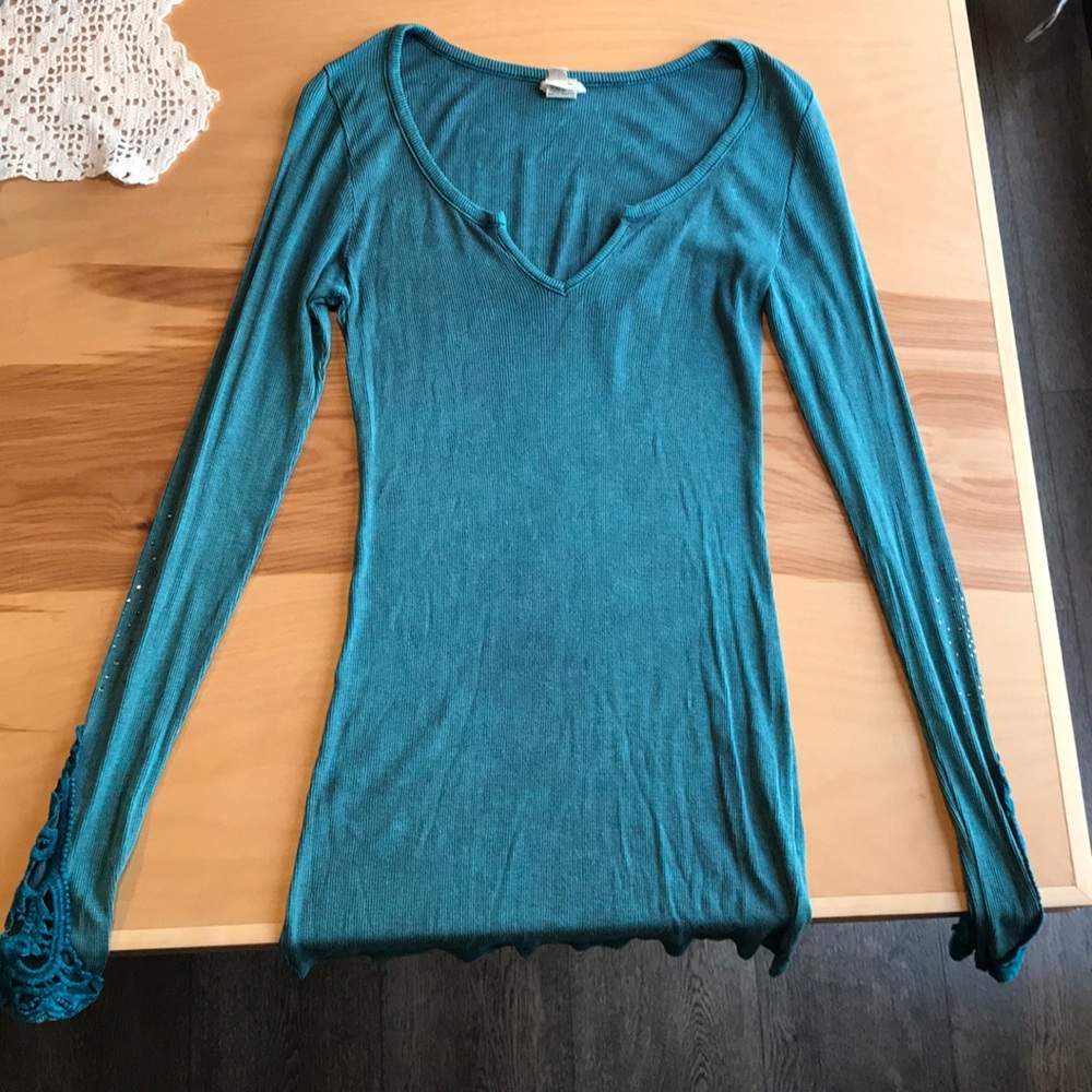 Green long sleeved top with sleeve detail